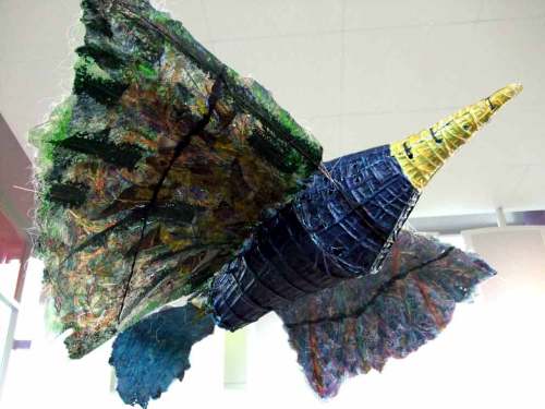 De kraai Hallo vliegt weg uit de bibliotheek van Leersum 