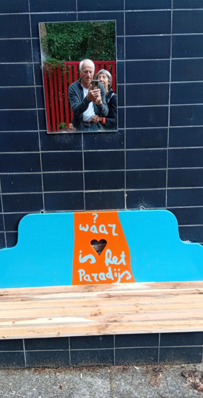 Het bankje met de titel voan het project: waar is het paradijs? In de spiegel zie je?