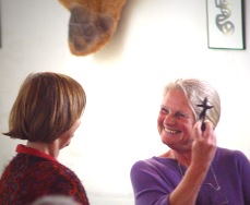 Henkje Koning met haar fluisterkabouter