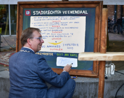 Burgemeester Gert Jan Kats heeft de Stadsrechten aanvaard, 9 september 2023