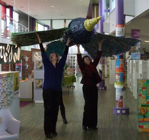 Hanneliek en Katri tillen Hallo op, met Johan.